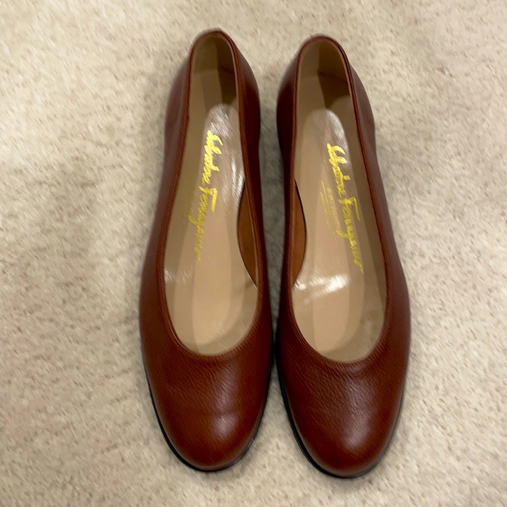 NWOT, Salvatore Ferragauio, Italian leather flat heels, Sz 6.5, Boutique